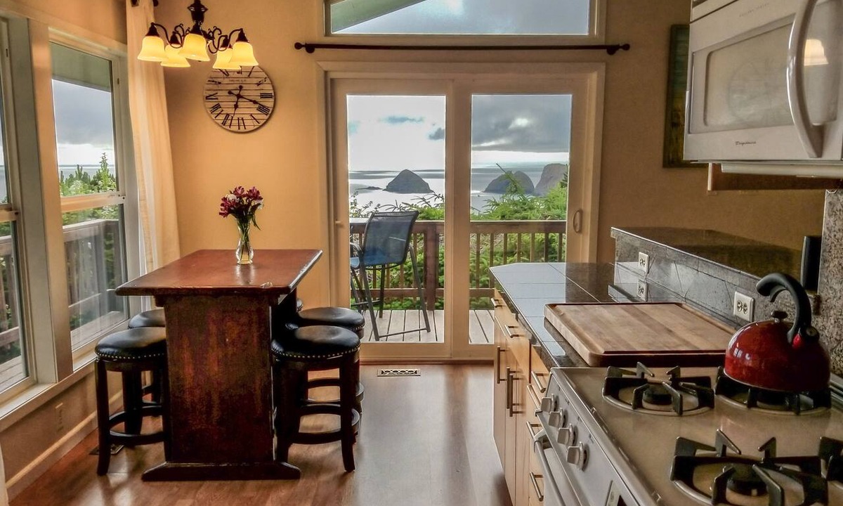 Oceanside House | Commanding Ocean view!
