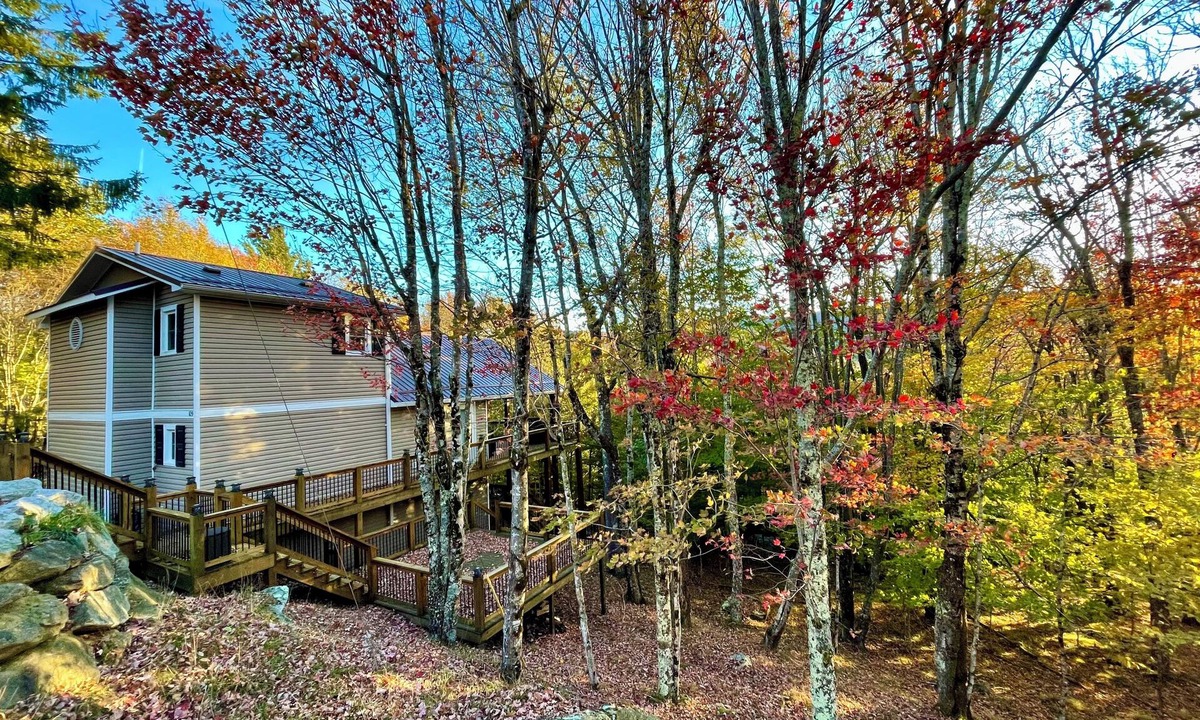 Charter Hills House | Fall Colors/Amazing Deck w/Fireplace & TV/Hiking/Skiing/Wineries/Pets