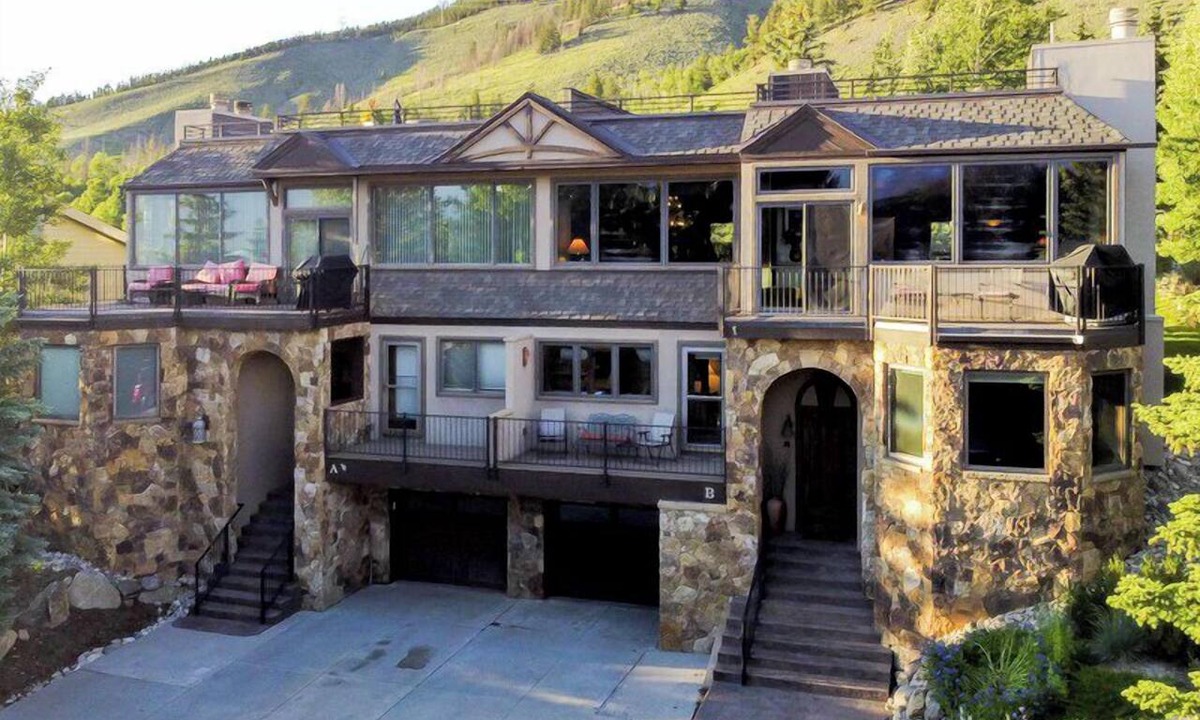 Corinthian Hills House | Panoramic rooftop deck, captivating views, and tranquil luxury
