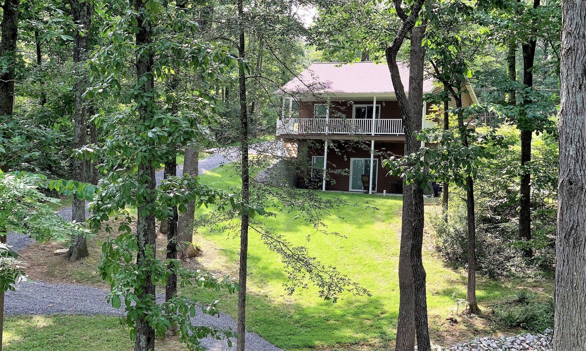 Wolf Creek Cabin | Private Setting In Easy To Get To Cabin Near The Hub Of The Universe
