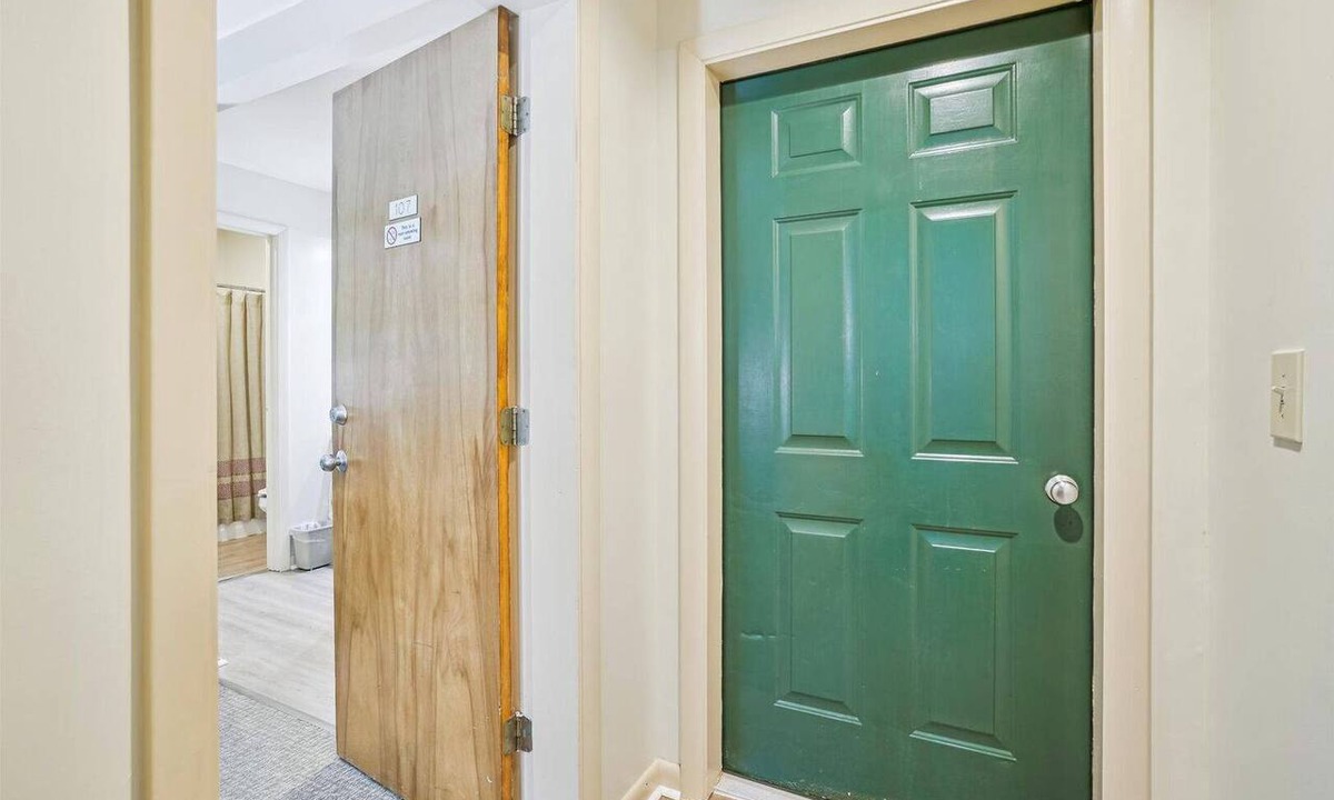West Bridgewater Hotel | Studio Queen/Sleeper sofa with outdoor heated pool 107
