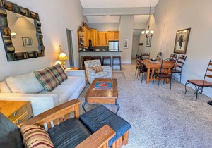 Remodeled Condo w/FREE WiFi, Parking, Heated Pool, Hot Tubs, Skier Shuttles in Avon