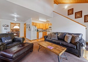 Spacious Riverfront Retreat Private Hot Tub in Estes Park