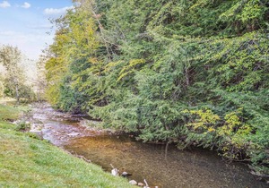 Studio Queen/Sleeper sofa with outdoor heated pool 107 in Killington
