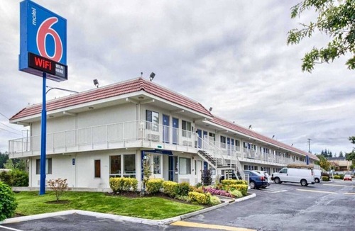 Paine Field-Lake Stickney Apartment | 1 Queen Bed | Micfridge