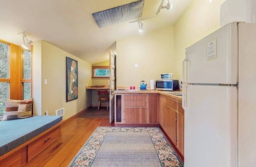 Eastsound Condo | Dog Friendly Studio with Kitchenette, WiFi, Yard and Fire Pit near Eastsound Beach