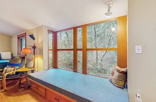 Eastsound Condo | Dog Friendly Studio with Kitchenette, WiFi, Yard and Fire Pit near Eastsound Beach