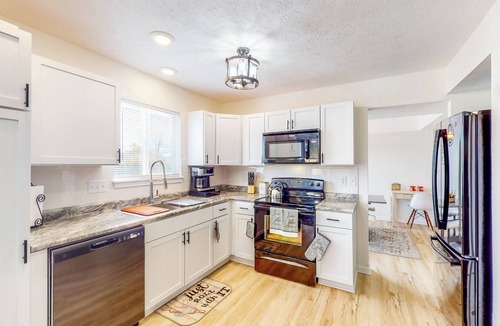 Indianapolis House | Indy Home w/Dog-Friendly Yard! 9 Mi to Dtwn