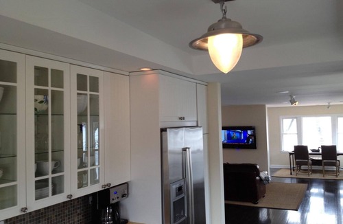 Round Lake House | Lake House Retreat with Hot Tub,Kyak,SUP near Great Lakes Naval & Wilmot Ski Mnt