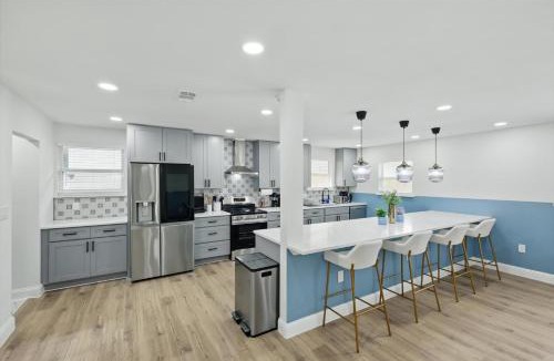 Irving House | Modern Open-Concept 4-BD 3-BA with Backyard