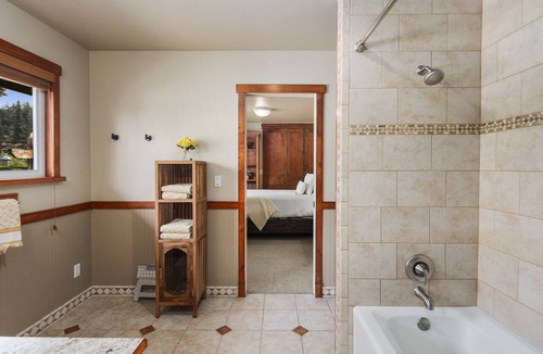 Enumclaw House | Rainier Ranch & Poolside Escape