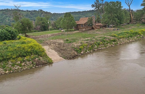 Pottawattamie County Cabin | Relaxing Rustic River Cabin just across from Downtown Omaha!