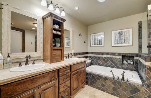 San Marcos House | Southern Charm - HUGE Hill Country Home on 4 Acres w/Pool, Hot Tub & Fire Pit