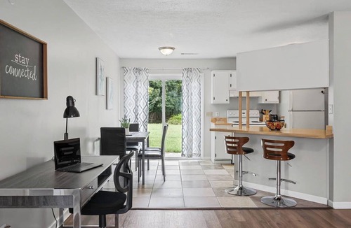 Calhoun House | Spacious 2BR Ideal for Long-Term Business Stays