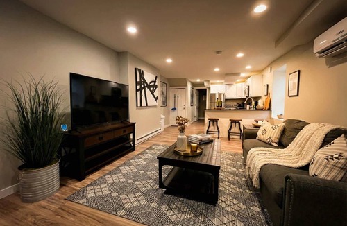 Wilmington Apartment | Stylish Cool Springs Apt, King Bed