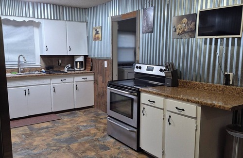 Scheller House | The Bonnie House - Peaceful Country - Rend Lake Hunting/Fishing - Sleeps 6