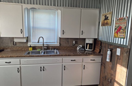 Scheller House | The Bonnie House - Peaceful Country - Rend Lake Hunting/Fishing - Sleeps 6