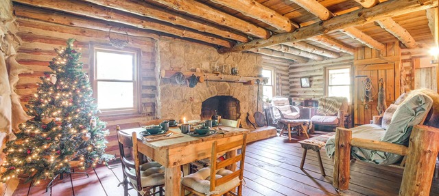 1800s Romantic Cabin! Fireplace + 3 Jacuzzi Tubs in Paris