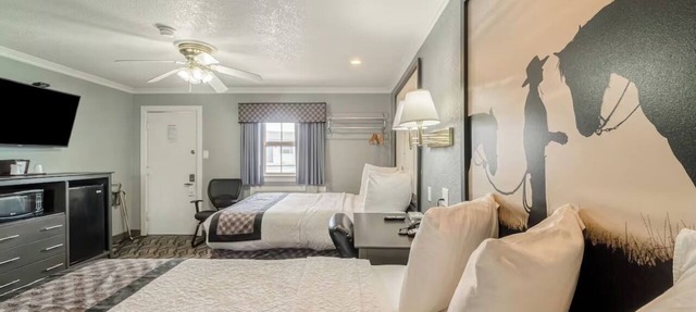 2 Accommodations | Near Heritage Village Attraction + Free Parking | 2 Queen Bed in Scurry County
