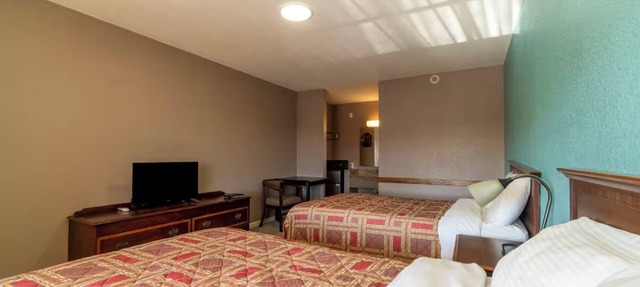 2 Practical Family Accommodations w/Free Parking - Perfect for Travelers in DeWitt County