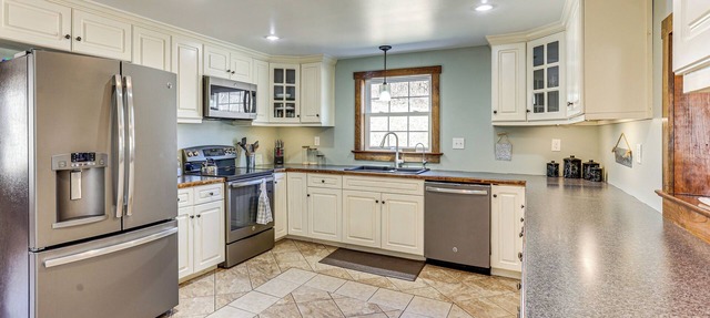 3 Mi to Blue Marsh Lake: Spacious Home w/Deck in Bernville