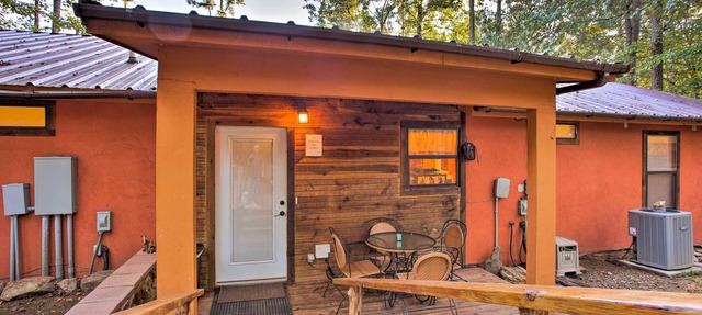 3 Mi to Broken Bow Lake: Cabin w/Hot Tub & Deck! in Broken Bow