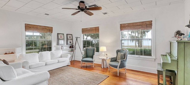 3BR, 2BA Charming 1920s Lake Estate w hot tub & Beautiful Boat Dock. Sleeps 7 in Yalaha