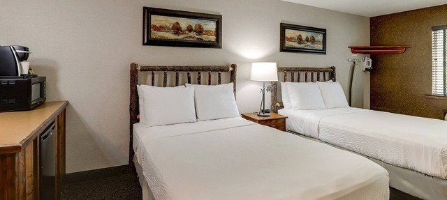 4 Units | Relaxing Rustic Stay w/Pool+Gym Onsite | 7 mi to Drake University in Johnston