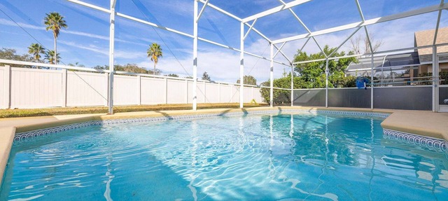 655 - Spacious 5-Bed Home with Private West-Facing Pool in Gated Community Near Orlando Attractions in Davenport