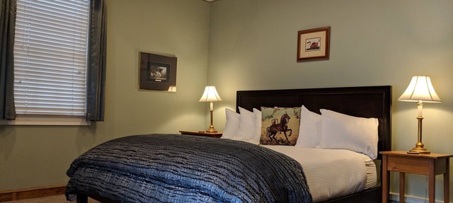A spacious Ground-level King/King 2-room Suite B&B in Downtown Shelburne - Delicious Breakfasts! BAR in Shelburne