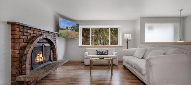 A very large 2 level 4 Beds 2 Baths Entire House in Everett