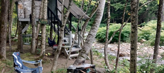 Bakerriver Tiny treehouse in Warren