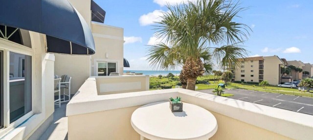 Beach Blast Loft! Penthouse Condo, ocean view, steps to the beach in Cape Canaveral