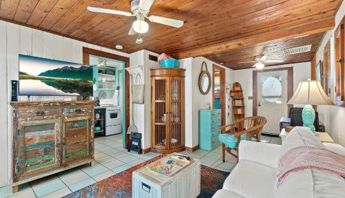 Beachcomber Oasis l 1930s Cottage l 1 min to Beach in St. Augustine