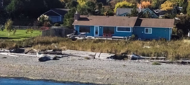 Beachfront house overlooking Dungeness Bay with hot tub in Sequim