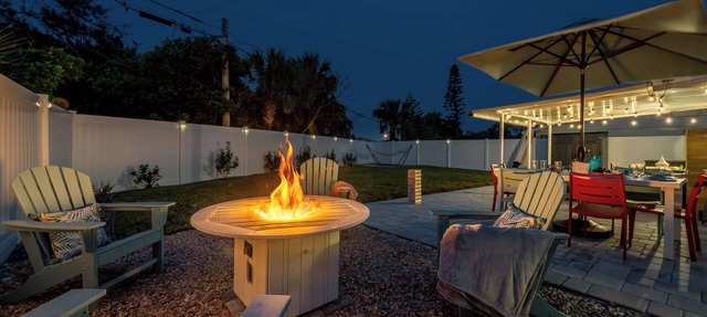 Beachside Bliss: Step2Beach, Firepit, BBQ, Hammock Surfboard, Coffee, fast wifi in Ormond Beach