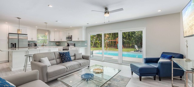 Beachside Private Pool/Yard Kid&Pet Friendly. 3 min from the Beach in Indian Harbour Beach