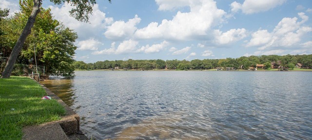 Beautiful Cabin for Two on Cedar Creek Lake in Mabank