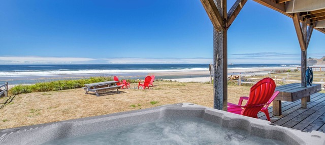Beautiful Oceanfront Hm w/Panoramic Ocean Views, Hot Tub and Easy Beach Access in Lincoln City