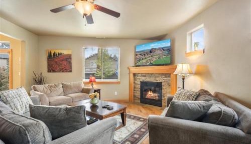 Bluebird Day - Canyon Retreat in Bend