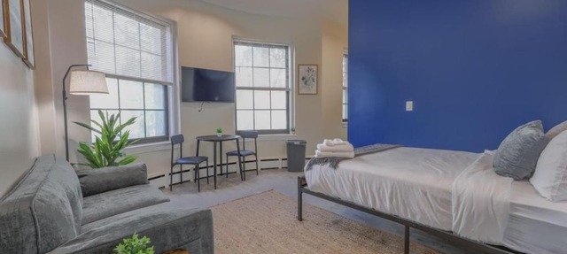 Bold Studio Steps from Back Bay in Boston