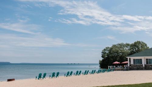 Breakers Resort - Lakeside in Saint Ignace