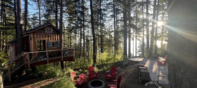 Breathtaking Treehouse with Magical Outdoor Living, Jacuzzi and Views in Washington in Lummi Island