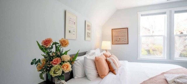 Bright & Airy 4b3b Upper unit @ Capital Hill in Seattle