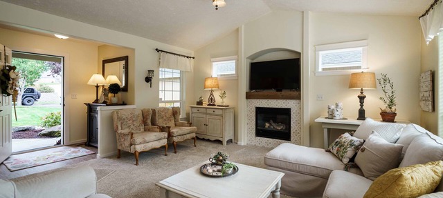 Bright Charming Home Central to Mt. Hood, the Gorge, Hood River and Vineyards in Gresham