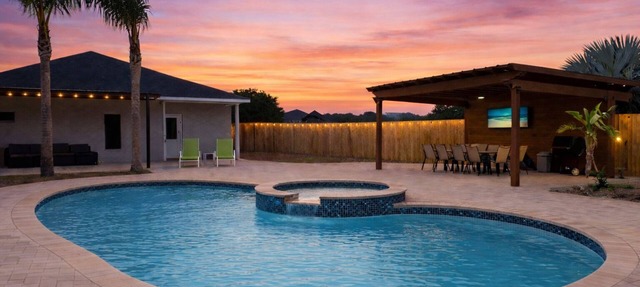 Casa Aaron, Large Pool, Game Room, Spacious Backyard with Palm Trees, 3 Bedrooms in Pharr