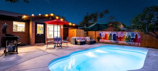 Centrally Located with Private Pool, King Beds, Game Room, BMT Grads, & Backyard in San Antonio