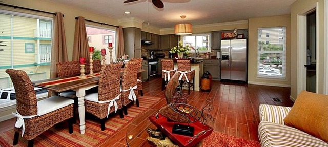 Charming 3-Bed Beach Cottage Steps from the Sand + Free Private Beach Service in Destin