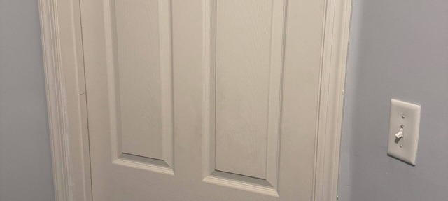 Charming 3rd floor Large bedroom inside townhome in Elkton