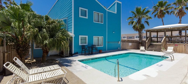 Charming condo. Sleeps 4-Pool. Walk to beach! 2nd Floor. in Corpus Christi